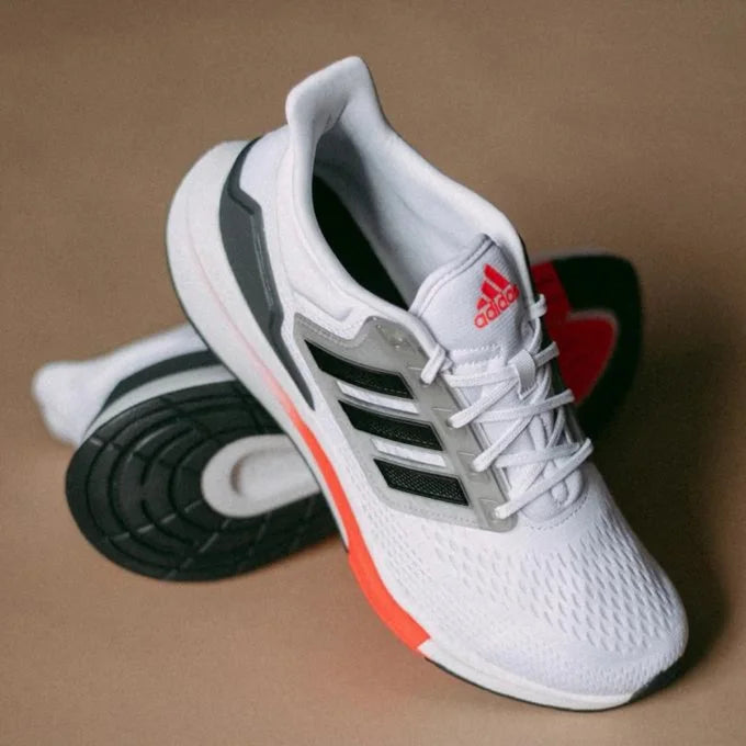 Chaussures de course Adidas EQ21